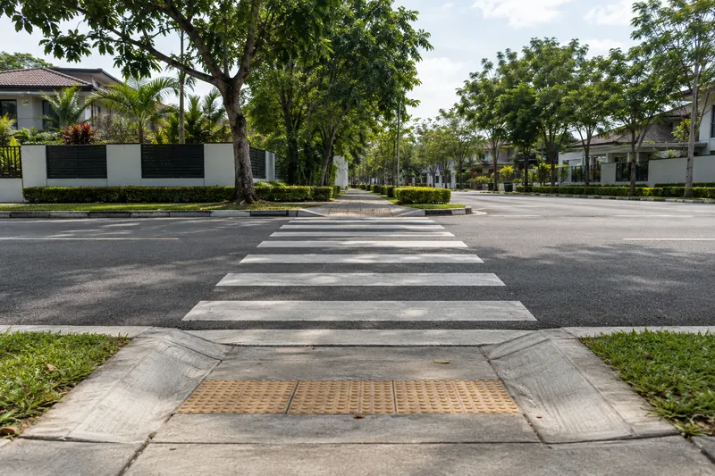 Lintasan pejalan kaki kosong dengan tanjakan tepi jalan.
